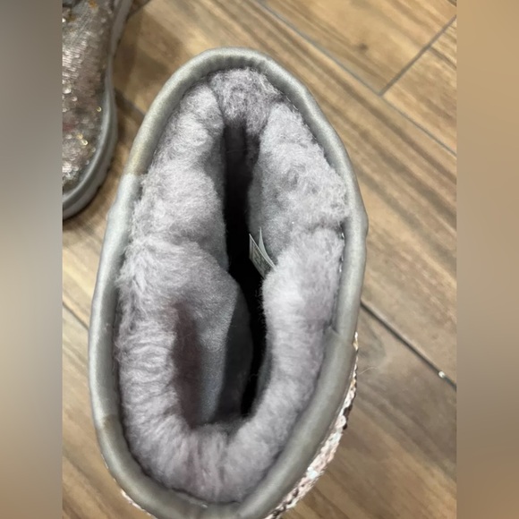 LN UGG Boots Reversible Gold Silver Sequin Classic Short Sparkle Size 7 - Picture 4 of 8